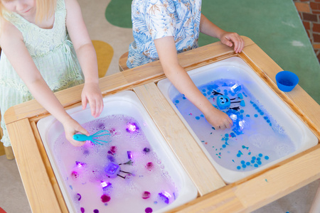 Glo Pals, Kostki sensoryczne świecące w wodzie Lumi - zabawka kąpielowa, kolor fioletowy