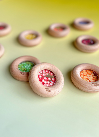 Petit Boum – Drewniana grzechotka sensoryczna DONUTS, Pomidorki