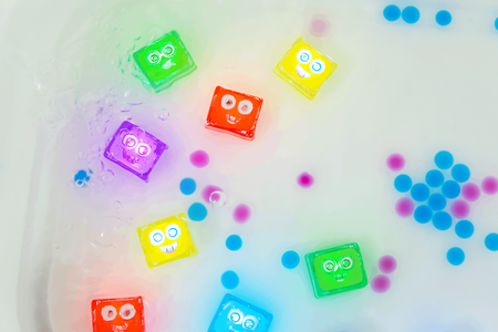 Glo Pals Postać do Kąpieli Sammy + 2 Kostki Sensoryczne Świecące w Wodzie, Czerwone LED 3+