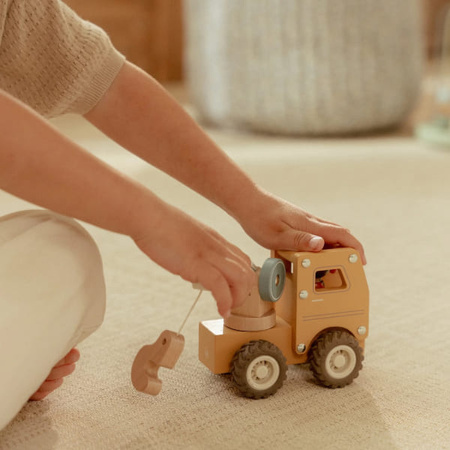 Little Dutch Ciężarówka z dźwigiem FSC – drewniane auto z figurką od 12 miesięcy