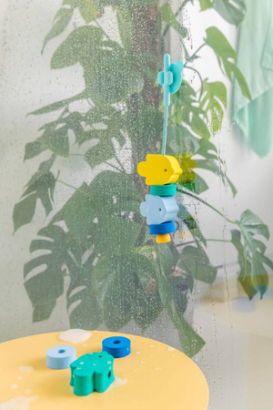 Quut Klocki piankowe do kąpieli Beedi Fish – zestaw sensoryczny do nawlekania rybki 10m+