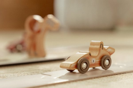 Little Dutch Przenośny tor wyścigowy FSC – walizeczka z autkami i akcesoriami dla dzieci 12m+