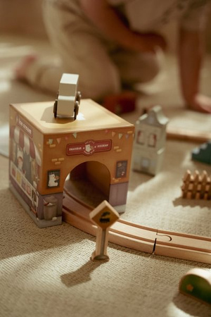 Little Dutch Wieża do układania + 6 autek FSC – edukacyjny zestaw klocków i pojazdów dla dzieci 12m+