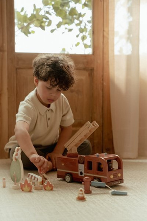 Little Dutch Wóz strażacki FSC – drewniana zabawka z figurkami dla dzieci 12m+