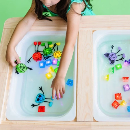 Glo Pals, Postać do kąpieli Blair - zestaw z dwiema kostkami sensorycznymi świecącymi w wodzie