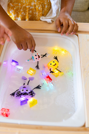 Glo Pals, Kostki sensoryczne świecące w wodzie Lumi - zabawka kąpielowa, kolor fioletowy