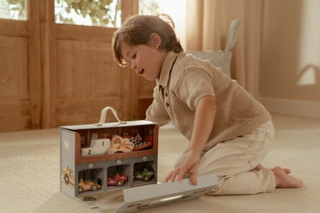 Little Dutch Przenośny tor wyścigowy FSC – walizeczka z autkami i akcesoriami dla dzieci 12m+