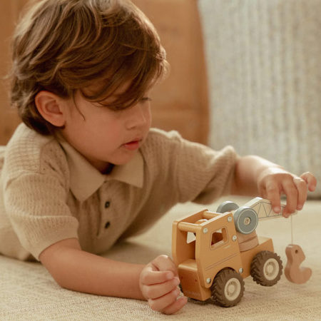 Little Dutch Ciężarówka z dźwigiem FSC – drewniane auto z figurką od 12 miesięcy