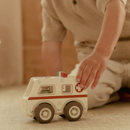 Little Dutch Drewniany ambulans FSC z ludzikiem – pojazd od 12 miesięcy