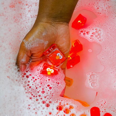 Glo Pals Kostki Sensoryczne Świecące w Wodzie – Elmo Ulica Sezamkowa, 4 szt., Czerwone – Zabawka Kąpielowa LED 3+