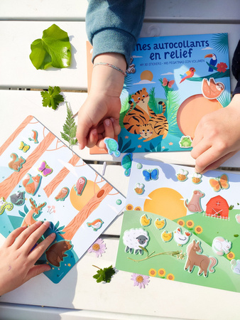 Auzou Naklejki 3D Zwierzątka z planszami