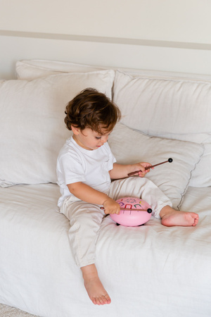 Bębenek językowy Tambu Baby Różowy pastel 6” dla dzieci | Instrument muzyczny od 3 lat