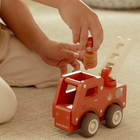 Little Dutch Drewniana straż pożarna FSC z ludzikiem – auto od 12 miesięcy