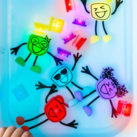 Glo Pals Postać do Kąpieli Lumi + 2 Kostki Sensoryczne Świecące w Wodzie, Fioletowe LED 3+