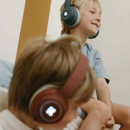 Kidywolf – słuchawki bezprzewodowe, bezpieczne dla dzieci 8+ z ograniczeniem głośności 85 dB | czerwone