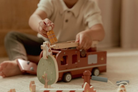 Little Dutch Wóz strażacki FSC – drewniana zabawka z figurkami dla dzieci 12m+