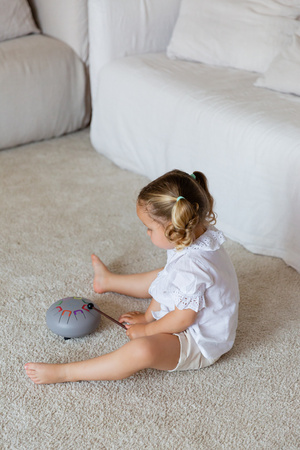 Bębenek językowy Tambu Baby Szary pastell 6” dla dzieci | Instrument muzyczny od 3 lat