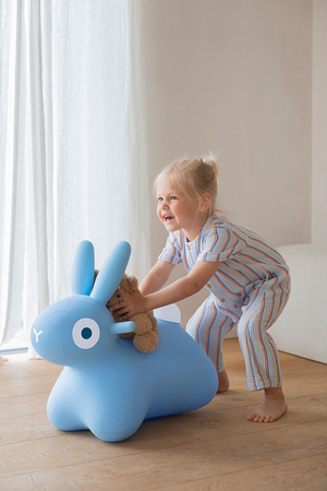Quut Skoczek Hoppi Bunny Blue – dmuchany króliczek do skakania dla dzieci 2+