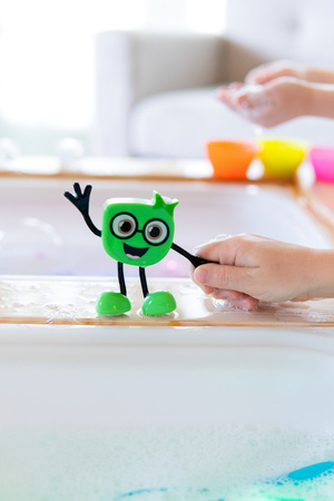 Glo Pals Postać do Kąpieli Pippa + 2 Kostki Sensoryczne Świecące w Wodzie, Zielone LED 3+