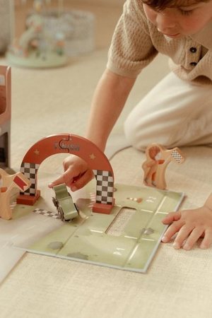 Little Dutch Przenośny tor wyścigowy FSC – walizeczka z autkami i akcesoriami dla dzieci 12m+