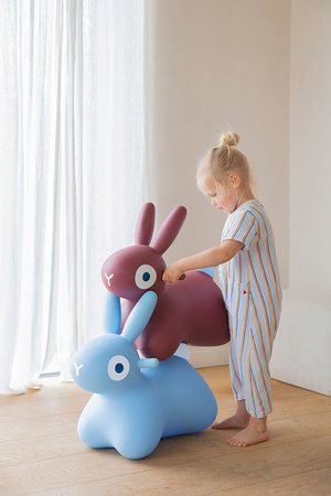 Quut Skoczek Hoppi Bunny Blue – dmuchany króliczek do skakania dla dzieci 2+