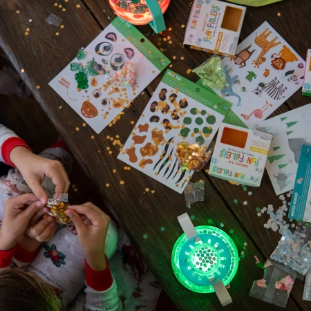 Glo Pals ZOO Zestaw sensoryczny DIY, świecący słoik z brokatami i figurkami Fun Fillers + naklejki gratis