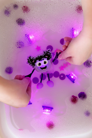 Glo Pals, Kostki sensoryczne świecące w wodzie Lumi - zabawka kąpielowa, kolor fioletowy