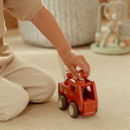 Little Dutch Drewniana straż pożarna FSC z ludzikiem – auto od 12 miesięcy