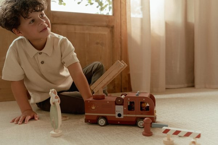 Little Dutch Wóz strażacki FSC – drewniana zabawka z figurkami dla dzieci 12m+