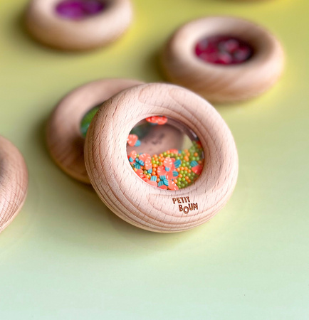 Petit Boum – Drewniana grzechotka sensoryczna DONUTS, Marchewki