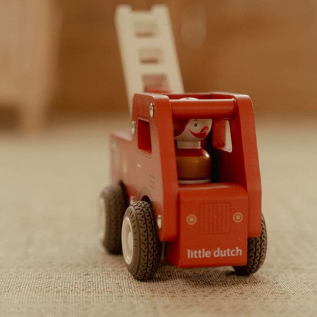 Little Dutch Drewniana straż pożarna FSC z ludzikiem – auto od 12 miesięcy