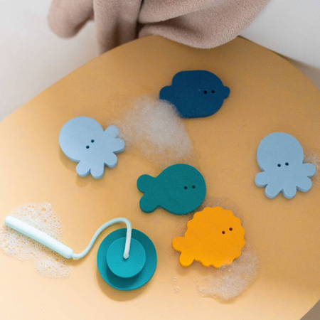 Quut Zestaw piankowych naklejek do kąpieli z wędką Deep Sea – zabawka sensoryczna 9 elementów 10m+