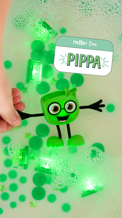 Glo Pals Postać do Kąpieli Pippa + 2 Kostki Sensoryczne Świecące w Wodzie, Zielone LED 3+