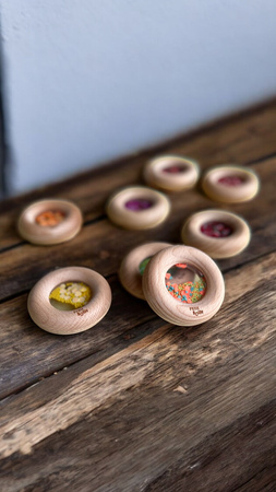 Petit Boum – Drewniana grzechotka sensoryczna DONUTS, Marchewki