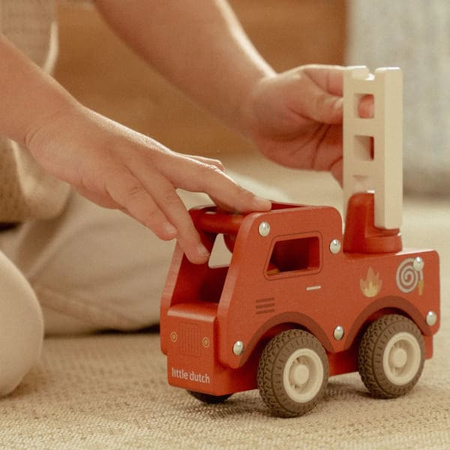 Little Dutch Drewniana straż pożarna FSC z ludzikiem – auto od 12 miesięcy