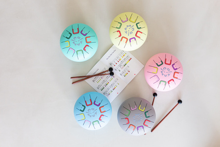 Bębenek językowy Tambu Baby Różowy pastel 6” dla dzieci | Instrument muzyczny od 3 lat