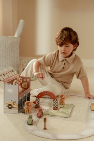 Little Dutch Przenośny tor wyścigowy FSC – walizeczka z autkami i akcesoriami dla dzieci 12m+