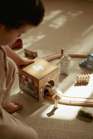 Little Dutch Wieża do układania + 6 autek FSC – edukacyjny zestaw klocków i pojazdów dla dzieci 12m+