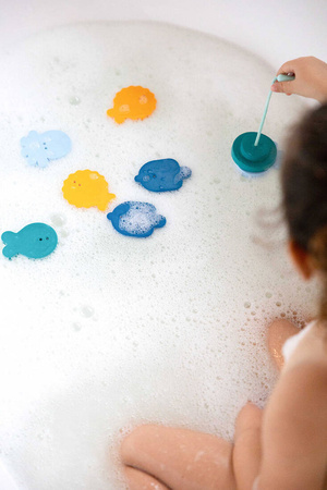 Quut Zestaw piankowych naklejek do kąpieli z wędką Deep Sea – zabawka sensoryczna 9 elementów 10m+