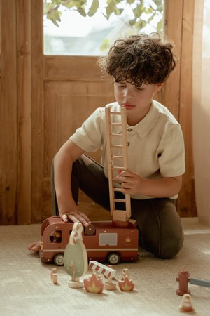 Little Dutch Wóz strażacki FSC – drewniana zabawka z figurkami dla dzieci 12m+