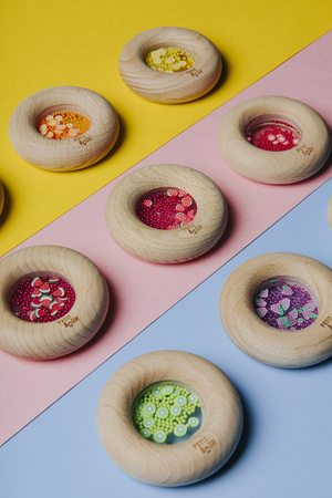 Petit Boum – Drewniana grzechotka sensoryczna DONUTS, Pomidorki